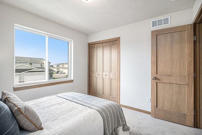 Building Photo - 5702 E Avett Pl