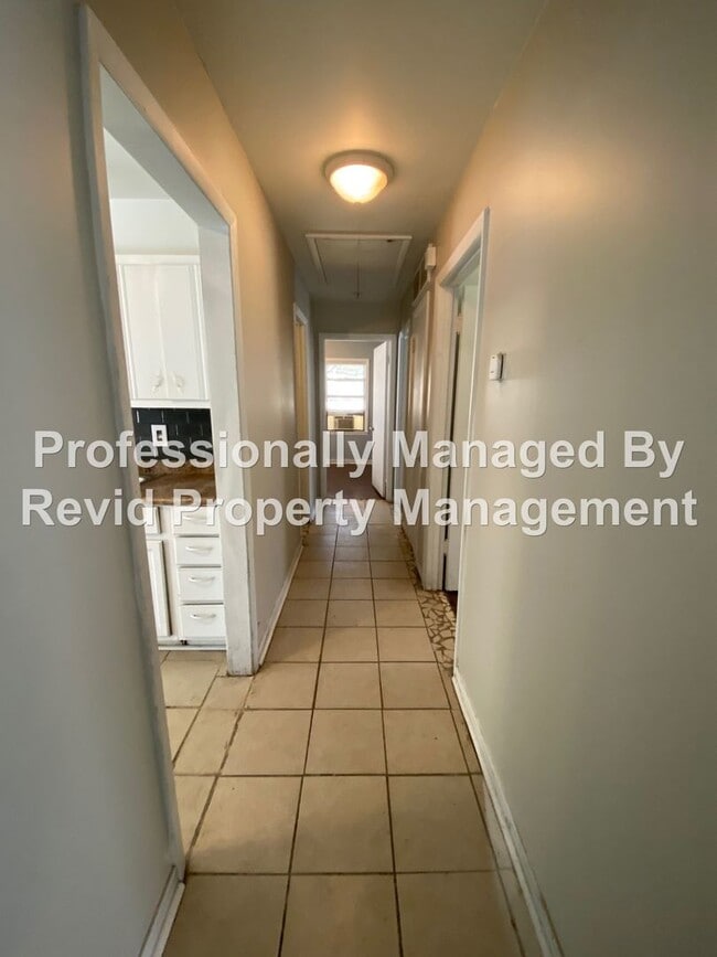 Building Photo - Large 3 bedroom home!