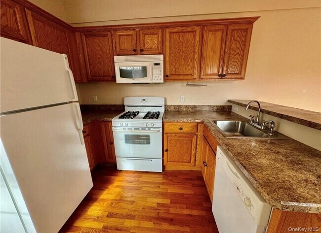 Building Photo - 10 Burnside Ave