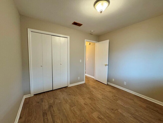 Building Photo - 219 Crystal Knoll Blvd
