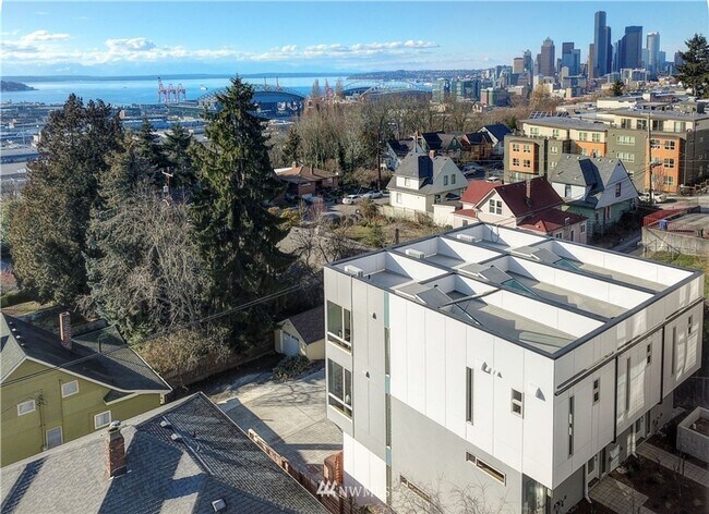 Building Photo - First Hill Modern 2-Bedroom Condo with Roo...