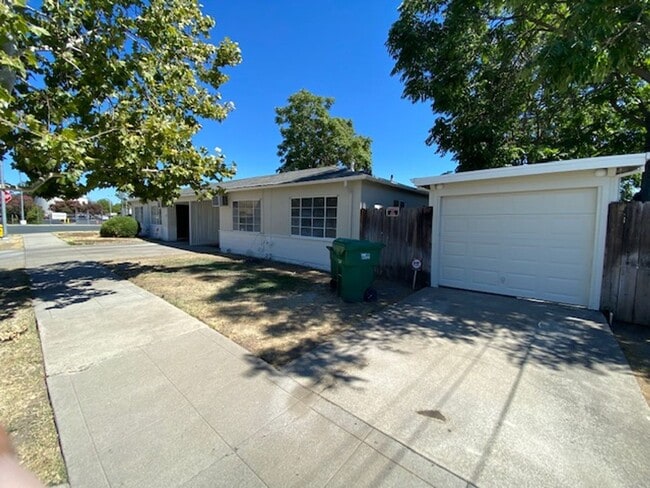 Building Photo - 460 E Wyandotte St