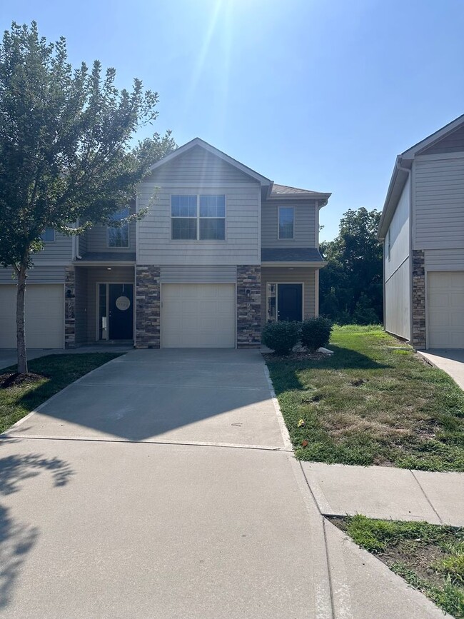 Building Photo - 1406 NE Mary Ct