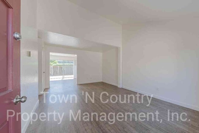 Building Photo - 3 Bedroom, 2 Bath Creekside Condo Available Now!