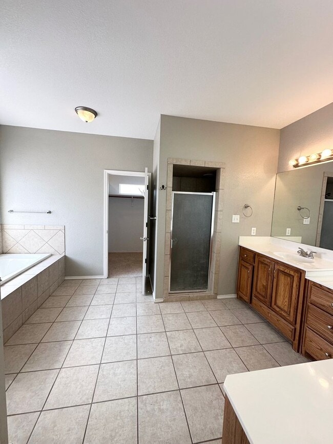Building Photo - 4 Bed 3 Bath Ready to Rent ASAP!