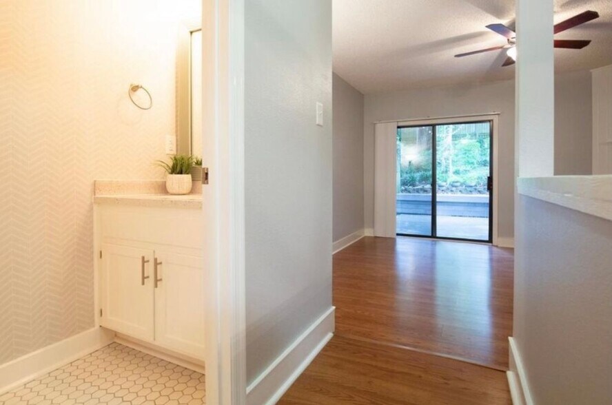 Building Photo - 1749 Beechwood Cir S