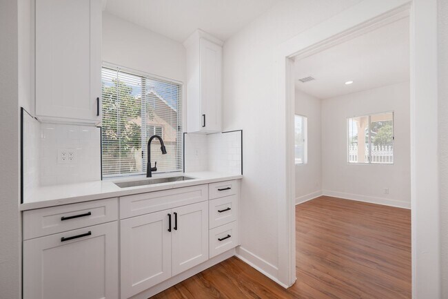 Building Photo - 121 S Lotus Ave