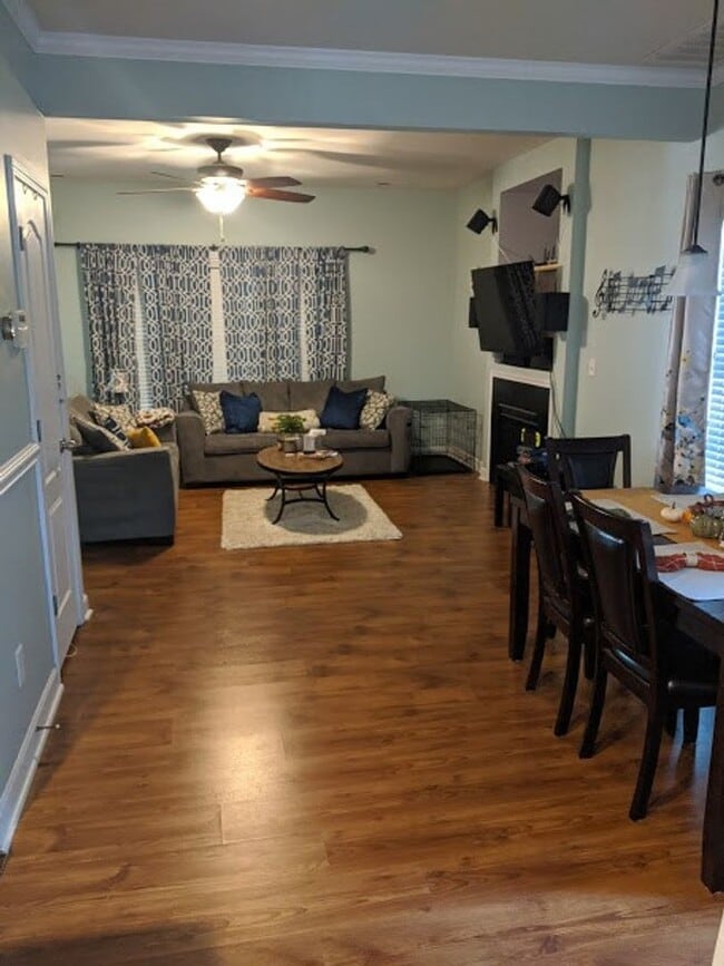 Building Photo - Huntersville with Fenced Yard