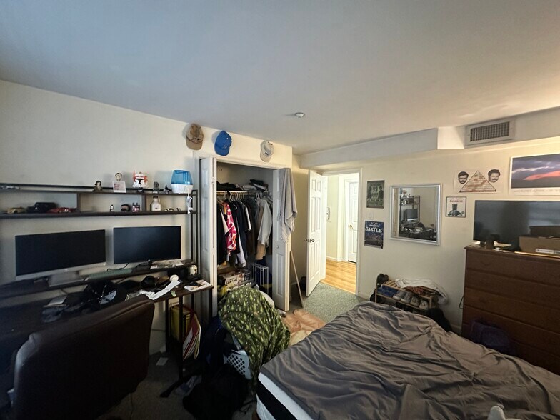 Building Photo - 64 Hillside St