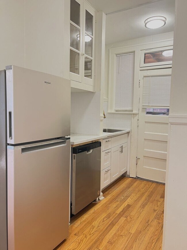 Building Photo - Freshly Updated Southampton 1 Bedroom