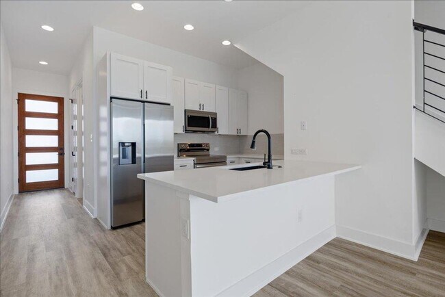 Building Photo - MIDTERM LEASE ACCEPTABLE!!