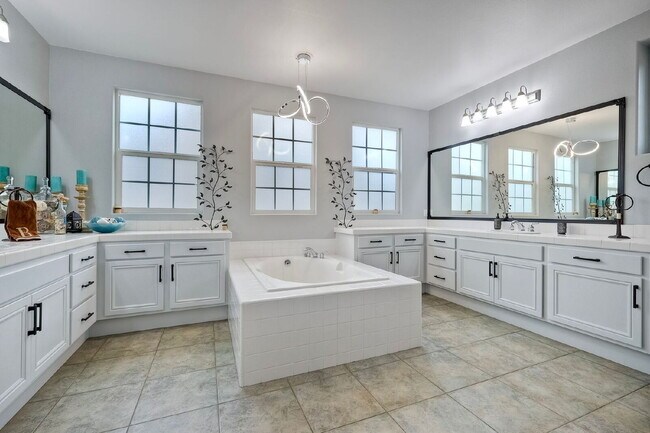 Building Photo - Furnished Rental Available