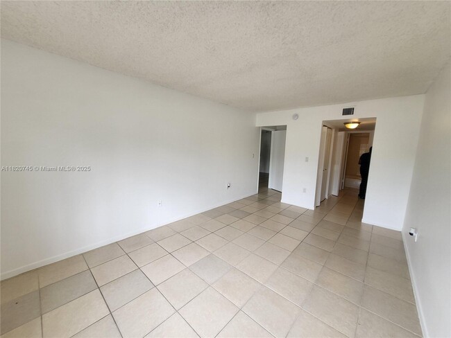 Building Photo - 721 N Pine Island Rd