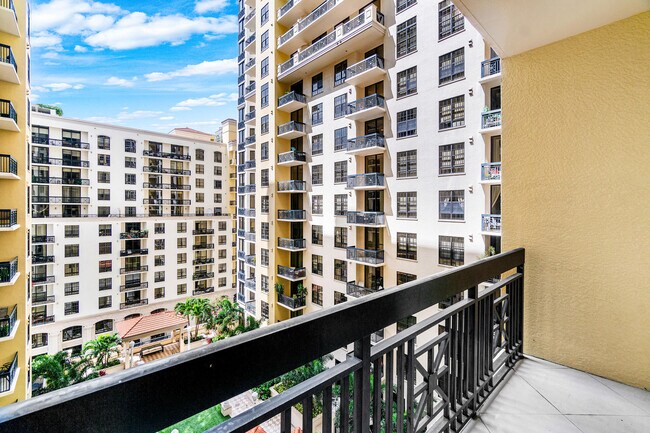 Building Photo - 701 S Olive Ave