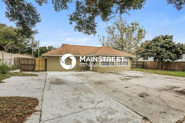 Building Photo - 4 Bedroom Pet-Friendly Home in Clermont, FL with Main Street Renewal