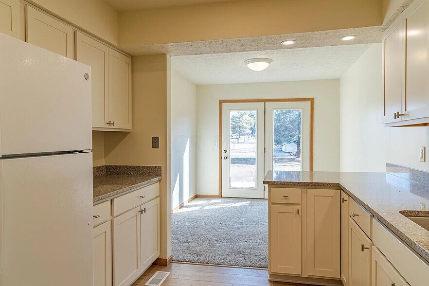 Building Photo - 6388 Dummerston Ct
