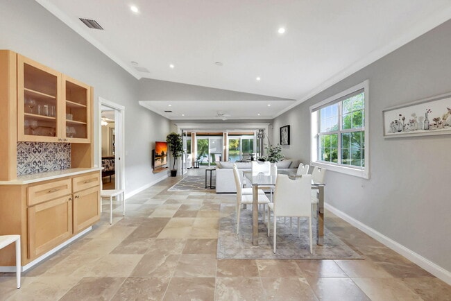 Building Photo - 11361 SW Pembroke Dr