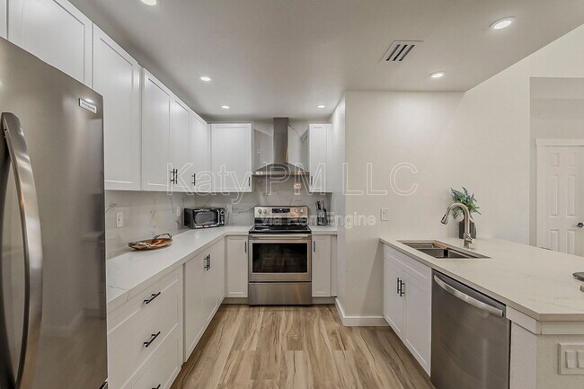 Building Photo - 9708 E Vía Linda