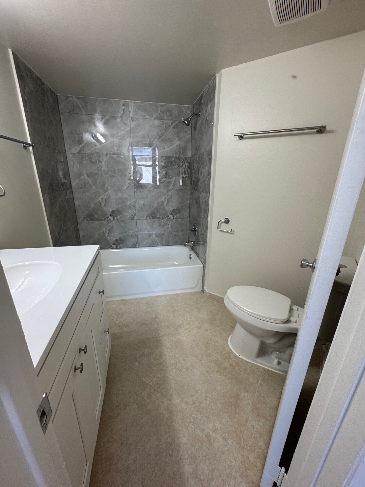Building Photo - 211 Lake Pointe Dr