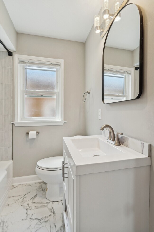 Building Photo - 4725 Thatcher Ave