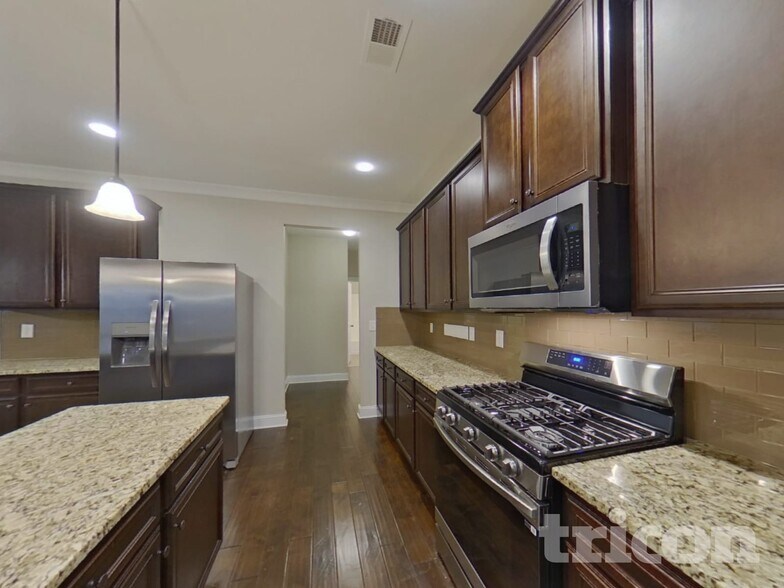 Building Photo - 910 Southfork Dr