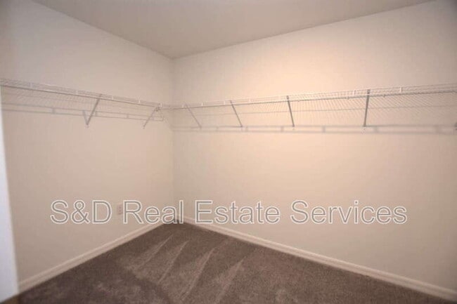 Building Photo - 1940 Red Loop