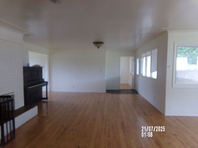 Building Photo - 3bd 2ba with 4 garages