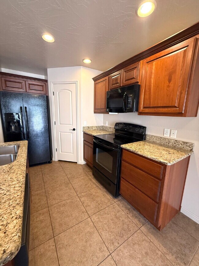 Building Photo - Fossil Hills Townhomes 3 Bed 2.5 Bath