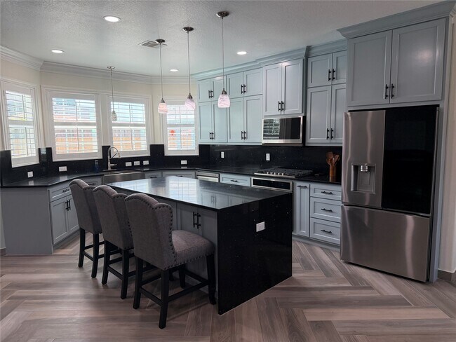 Building Photo - 5525 Swan Dr