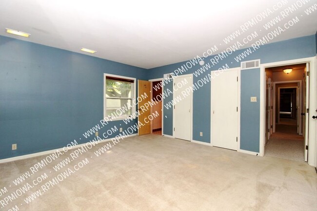 Building Photo - OVER 3000 SQ FT!!!  3 Bedroom, 2 Bath, 2 H...