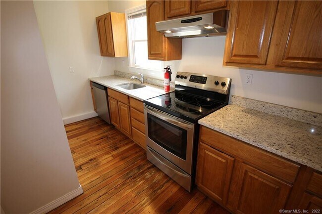 Building Photo - 151 Quaker Ln S