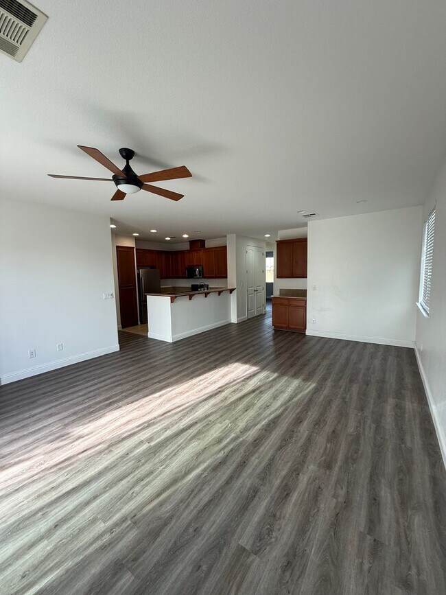 Building Photo - Corner Lot