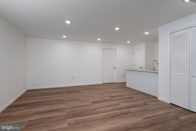 Building Photo - 3 E Hartwick Dr