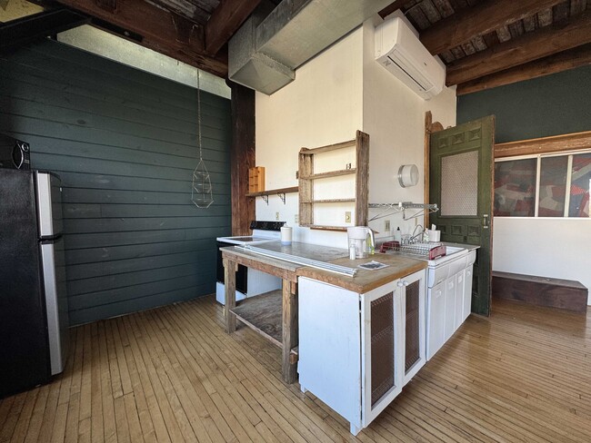 Building Photo - 915 W 16th St