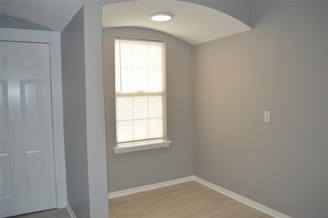 Building Photo - 303 Vincent St