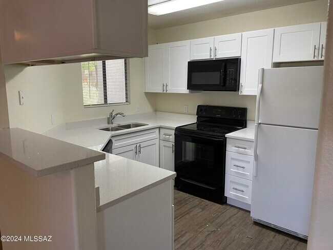 Building Photo - 5751 N Kolb Rd