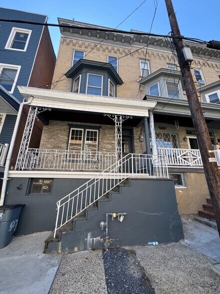 Building Photo - 517 W Norwegian St