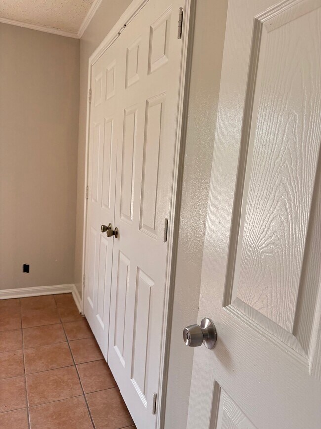 Building Photo - 1510 La Annie Dr
