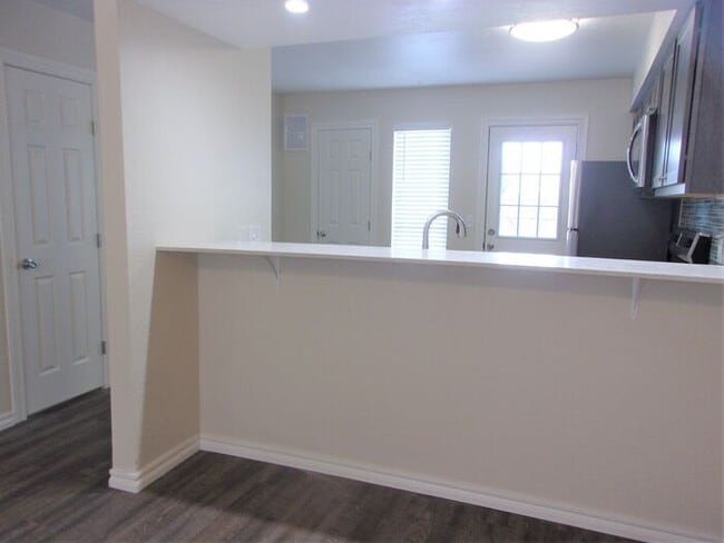 Building Photo - 2 BED 1.5 BATH TWO STORY TOWNHOUSE- WARR A...