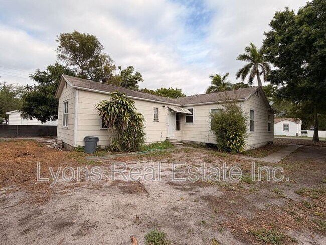 Building Photo - 2114 Dora St