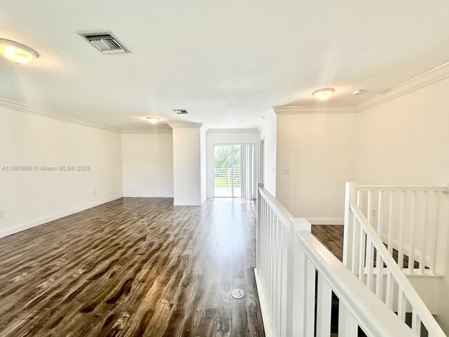 Building Photo - 813 SE 18th Ct