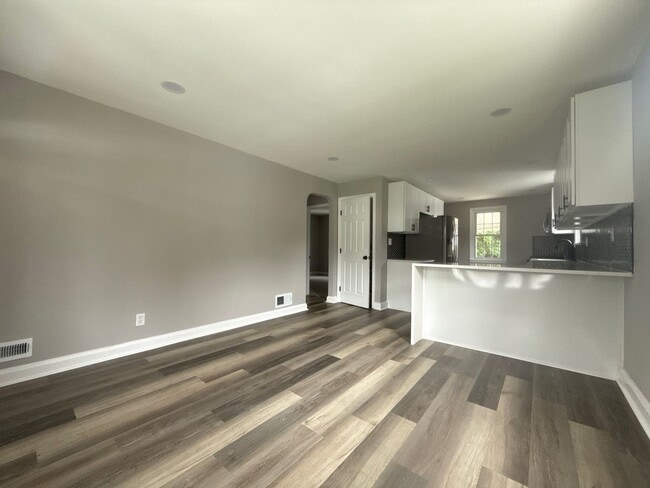 Building Photo - Five-Bedroom Home in Nottingham