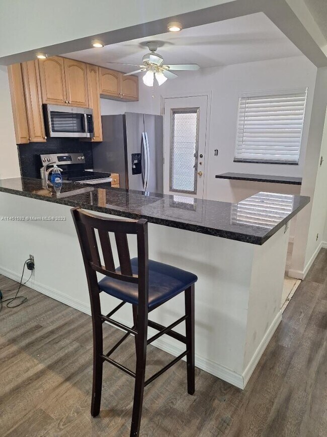 Building Photo - 501 NE 14th Ave