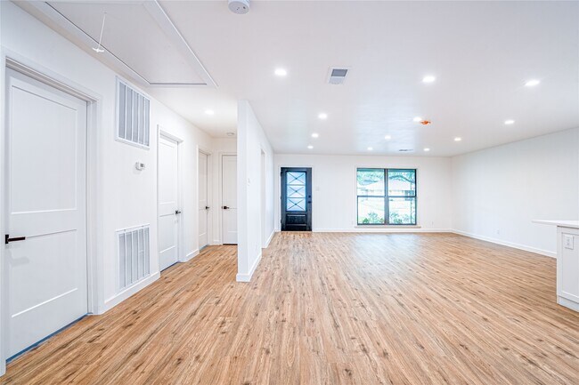 Building Photo - 1422 Wisterwood Dr