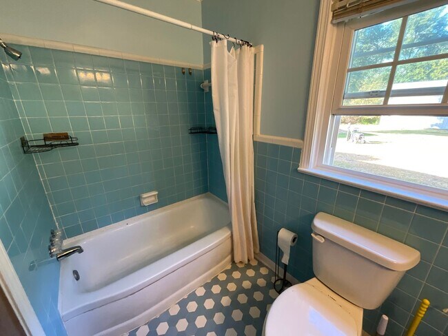 Building Photo - Spacious 3/2 in Greenwood with Everything ...