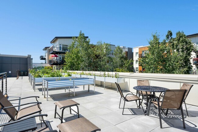 Building Photo - Roomy Townhouse in Downtown Burien, Excellent Walkable location!