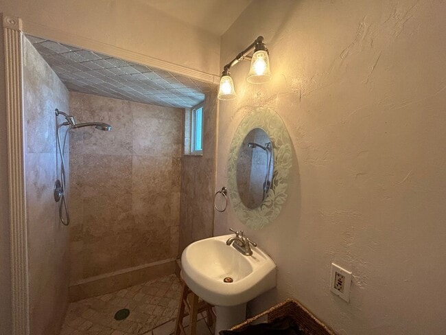 Building Photo - RURAL CHARM ON TOP OF THE HILLS IN VISTA