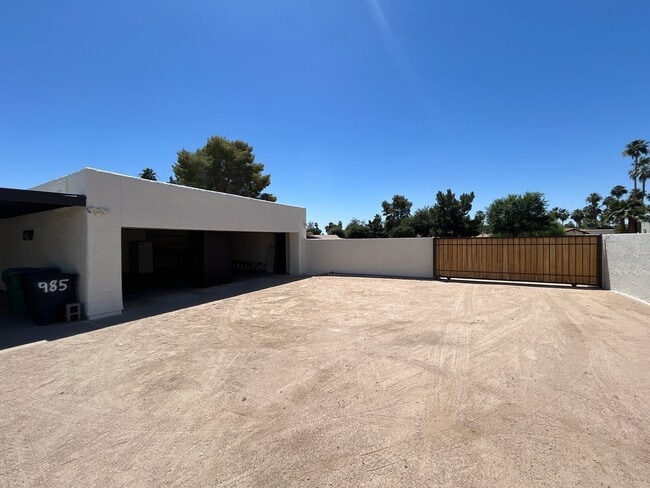 Building Photo - 985 E Campina Ln