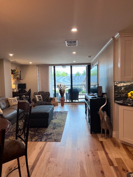 Primary Photo - 200 Lakefront Blvd