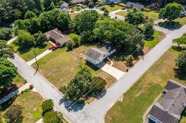 Building Photo - 2250 Ridge Forest Dr